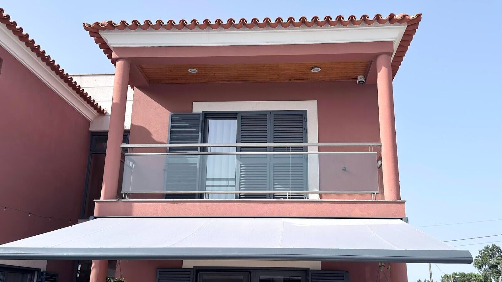 Toldo motorizado instalado numa moradia